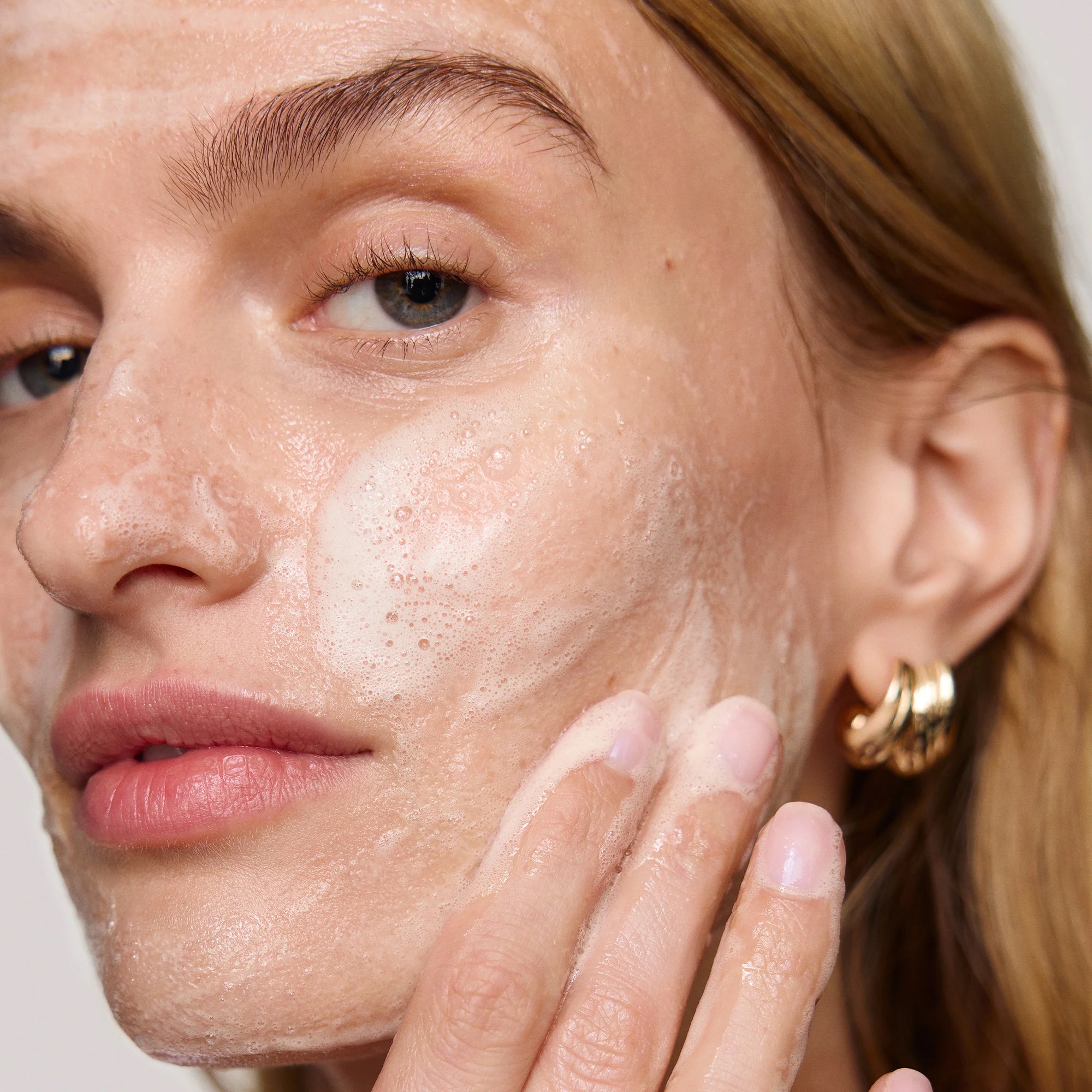 Zachte skincare textuur op de huid
